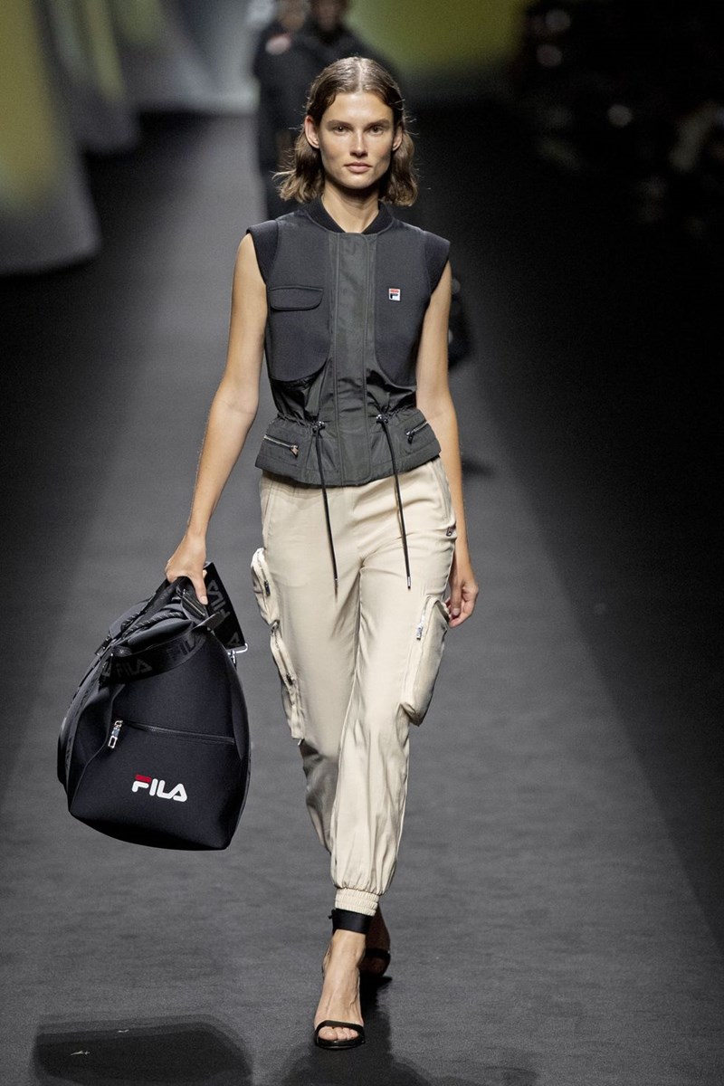 Ποιος θα το φανταζόταν! Το outfit που φοράς περισσότερο τώρα έχει «περπατήσει» σε διάσημες πασαρέλες - εικόνα 4