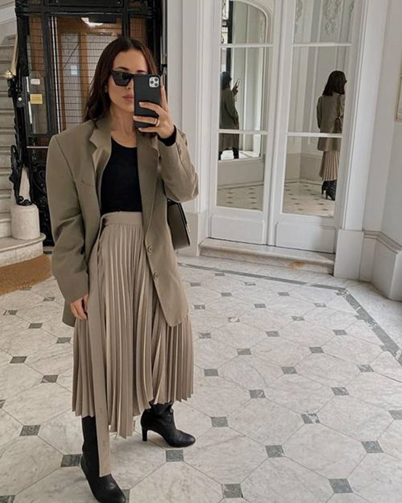 Outfit on Repeat: 13 τρόποι να φορέσεις φέτος τα midi κομμάτια που ήδη έχεις  - εικόνα 11