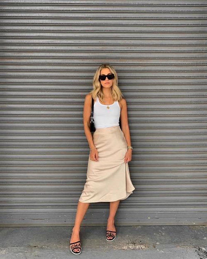 Outfit on Repeat: 13 τρόποι να φορέσεις φέτος τα midi κομμάτια που ήδη έχεις  - εικόνα 10
