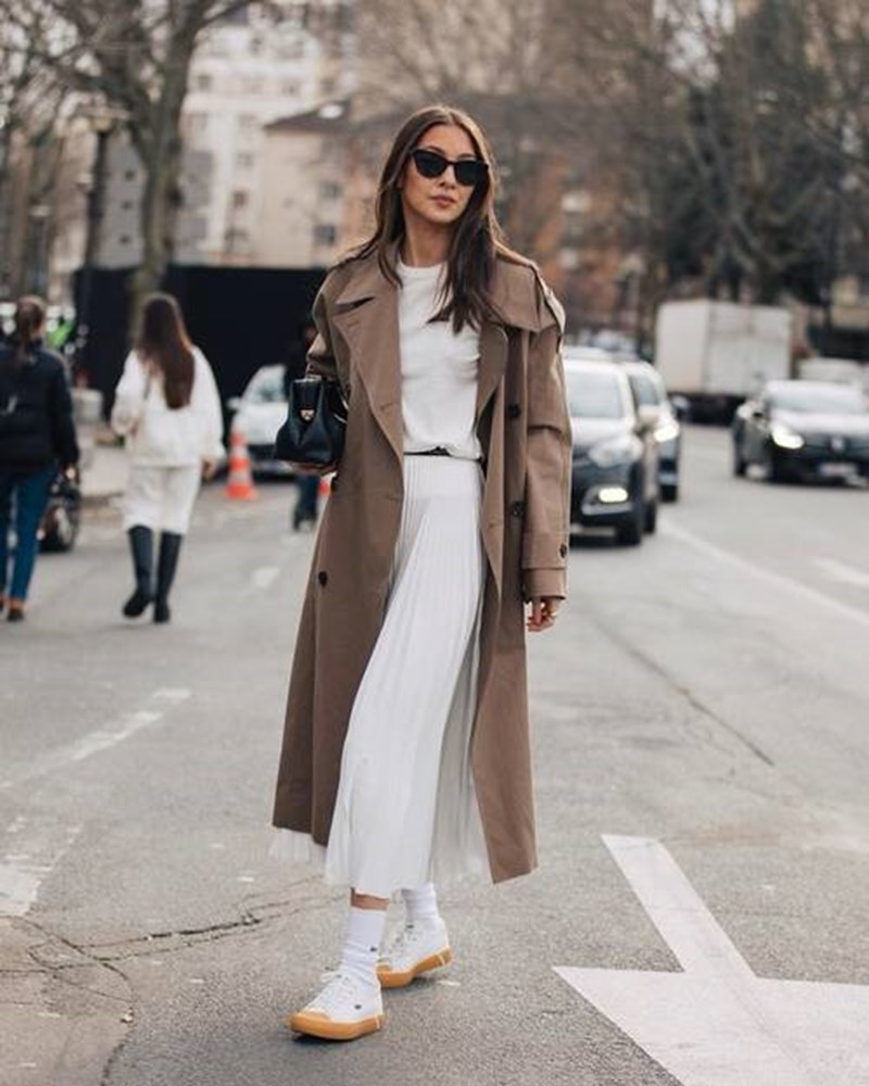 Outfit on Repeat: 13 τρόποι να φορέσεις φέτος τα midi κομμάτια που ήδη έχεις  - εικόνα 8