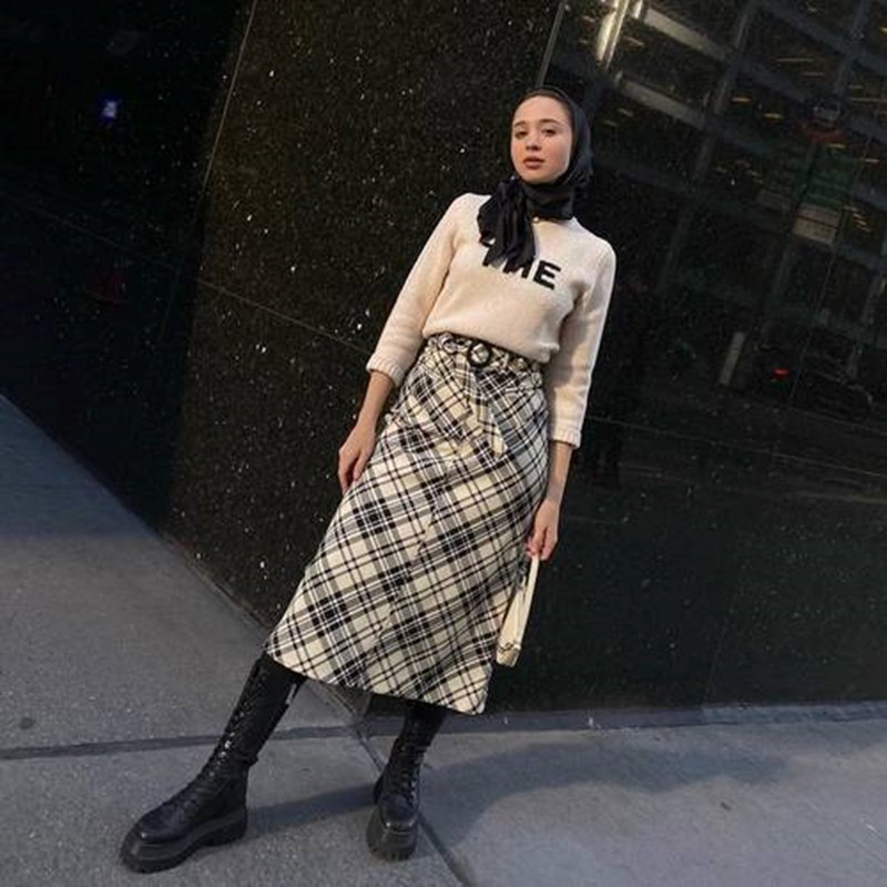 Outfit on Repeat: 13 τρόποι να φορέσεις φέτος τα midi κομμάτια που ήδη έχεις  - εικόνα 7