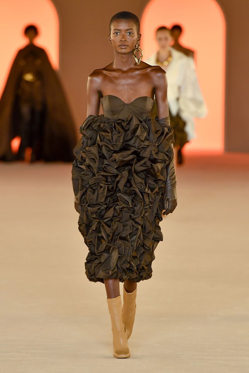 10 φορέματα που έκοψαν την ανάσα στην Paris Fashion Week - εικόνα 8