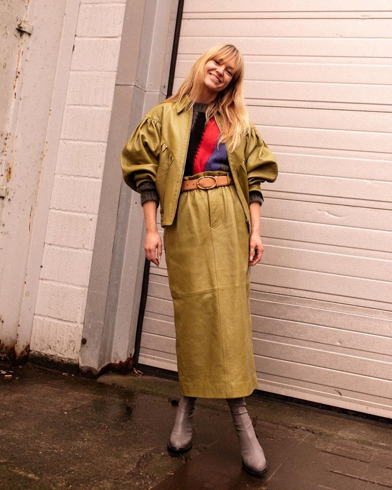 Outfit on Repeat: 13 τρόποι να φορέσεις φέτος τα midi κομμάτια που ήδη έχεις  - εικόνα 12