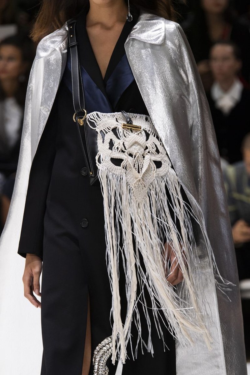 Trend Alert: Οι high fashion τσάντες της σεζόν έχουν κρόσσια - εικόνα 6