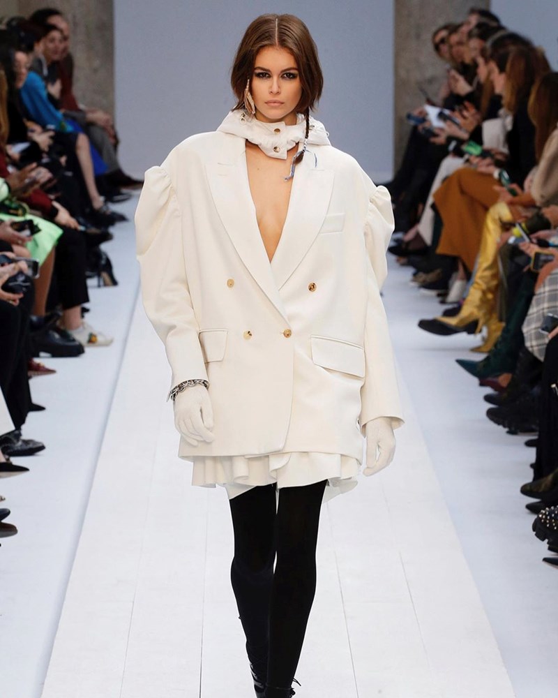 18 φορές που η Kaia Gerber μας άφησε με το στόμα ανοιχτό στα AW20 runways - εικόνα 2