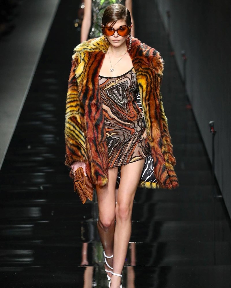 18 φορές που η Kaia Gerber μας άφησε με το στόμα ανοιχτό στα AW20 runways - εικόνα 7