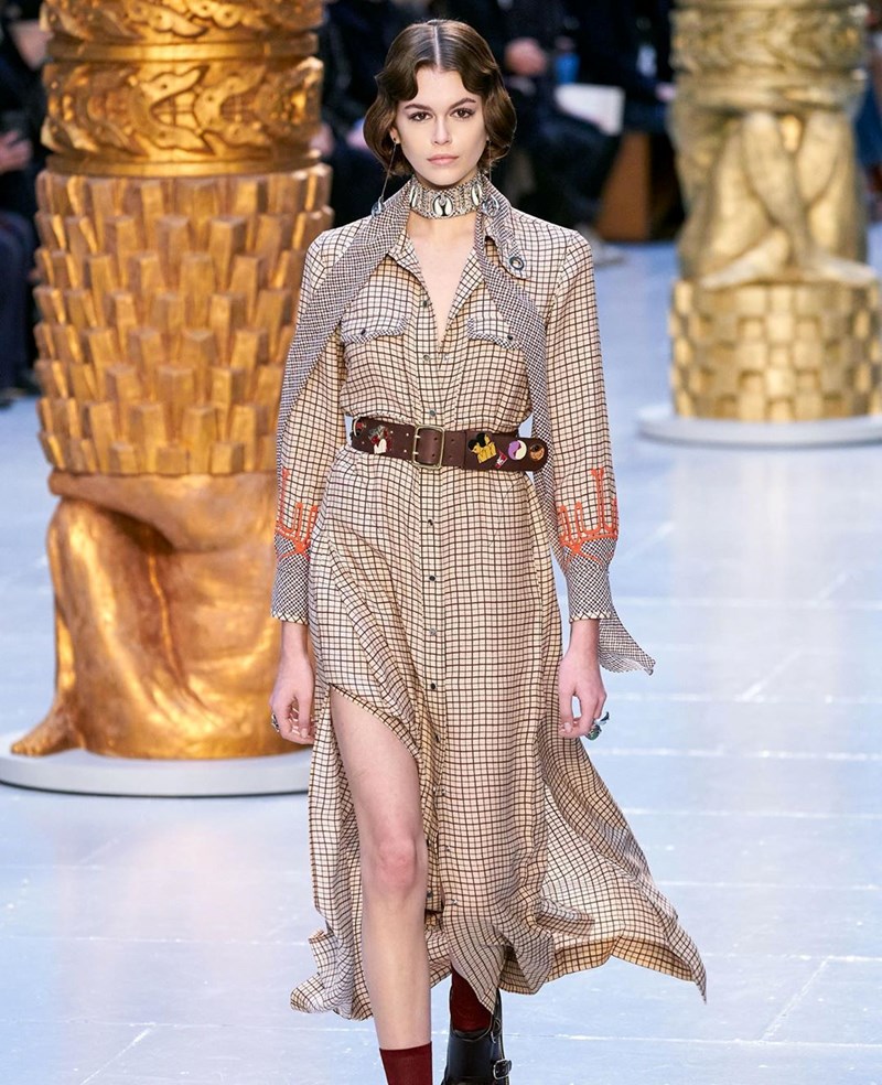 18 φορές που η Kaia Gerber μας άφησε με το στόμα ανοιχτό στα AW20 runways - εικόνα 11