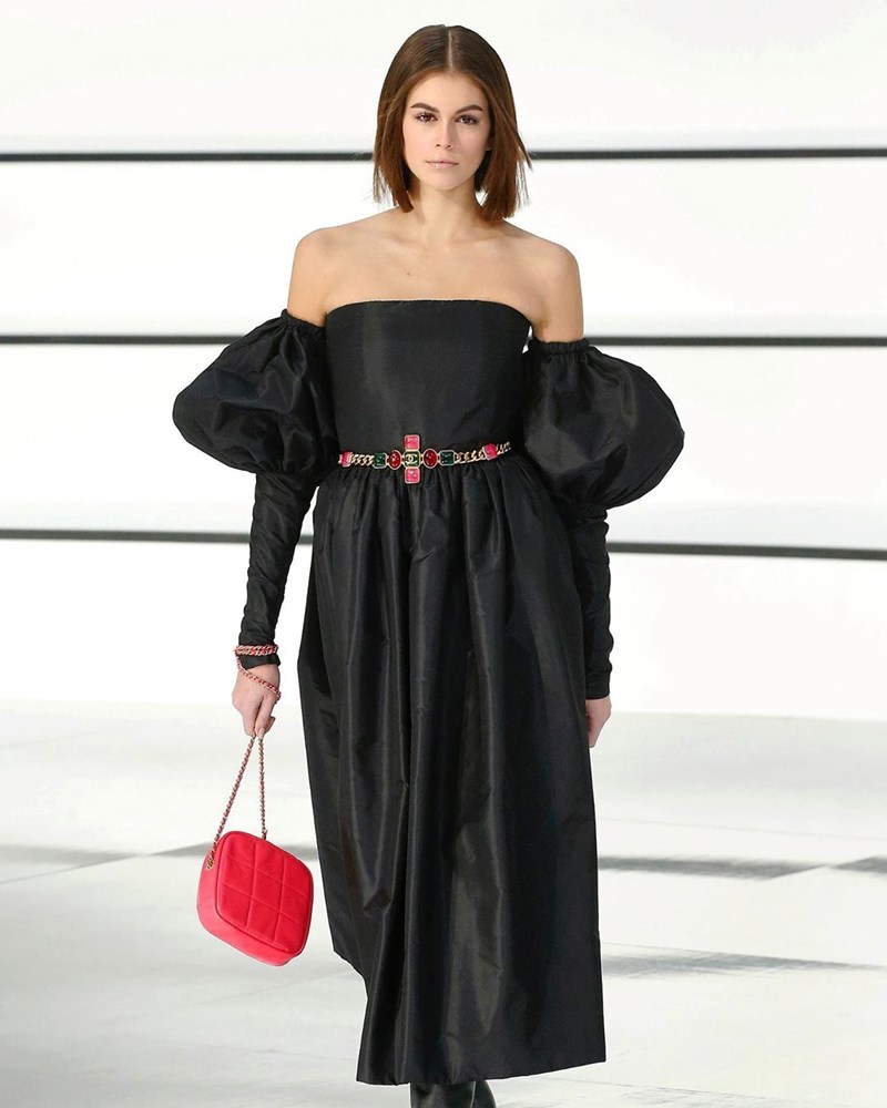 18 φορές που η Kaia Gerber μας άφησε με το στόμα ανοιχτό στα AW20 runways - εικόνα 10