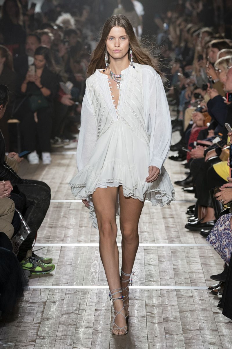 Φρεσκάδα, άποψη και μια δόση μινιμαλισμού: Με αυτό το χρώμα στην ντουλάπα σου τα έχεις όλα - εικόνα 3