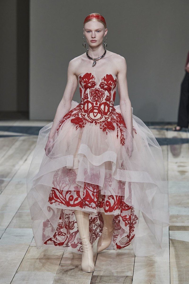 10 φορέματα που έκοψαν την ανάσα στην Paris Fashion Week - εικόνα 5