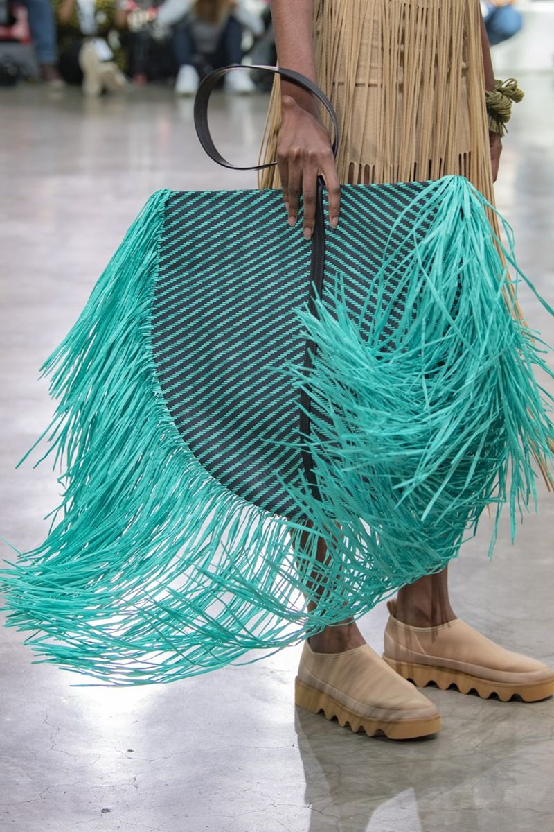 Trend Alert: Οι high fashion τσάντες της σεζόν έχουν κρόσσια - εικόνα 1