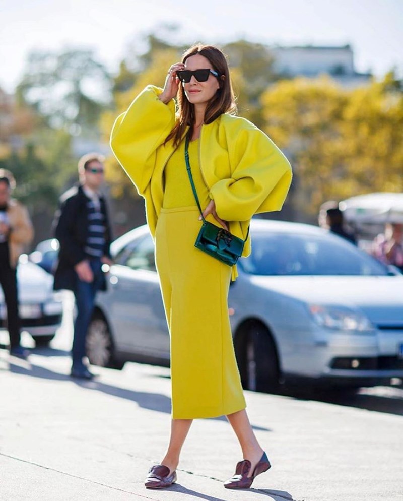 Outfit on Repeat: 13 τρόποι να φορέσεις φέτος τα midi κομμάτια που ήδη έχεις  - εικόνα 6