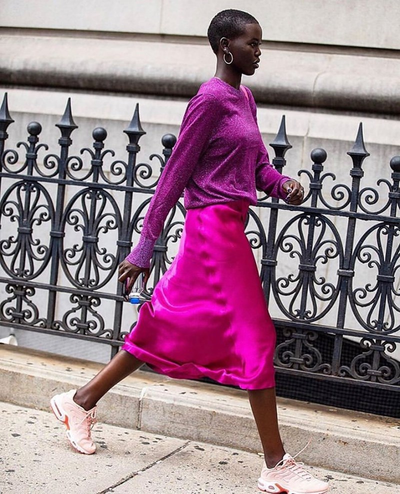 Outfit on Repeat: 13 τρόποι να φορέσεις φέτος τα midi κομμάτια που ήδη έχεις  - εικόνα 4
