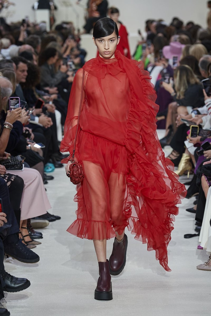 10 φορέματα που έκοψαν την ανάσα στην Paris Fashion Week - εικόνα 1