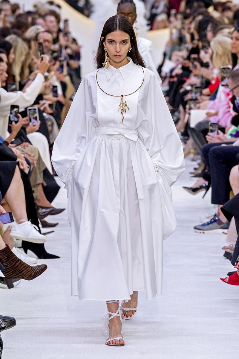 Φρεσκάδα, άποψη και μια δόση μινιμαλισμού: Με αυτό το χρώμα στην ντουλάπα σου τα έχεις όλα - εικόνα 4