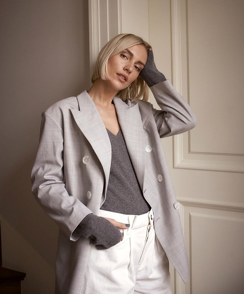 Λινά κοστούμια, polo tops και όλα όσα έχουν οι fashionistas στη ντουλάπα τους αυτή την περίοδο - εικόνα 1