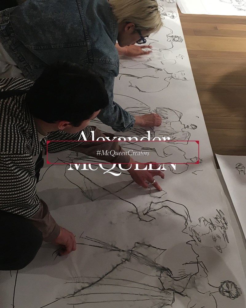 Πιάστε τα πινέλα σας και ζωγραφίστε για τον οίκο Alexander McQueen - εικόνα 2