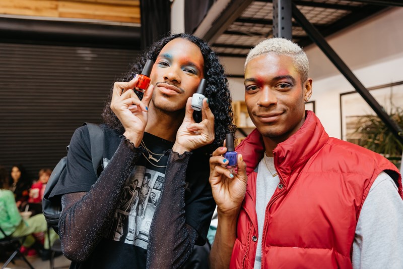 Εσύ θα τολμήσεις το πολύχρωμο μανικιούρ; Δες πώς θα το κάνεις μόνη σου - εικόνα 6