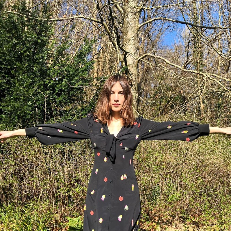 Alexa Chung: Τι φορά το αγαπημένο μας it-girl όσο μένει σπίτι; - εικόνα 5