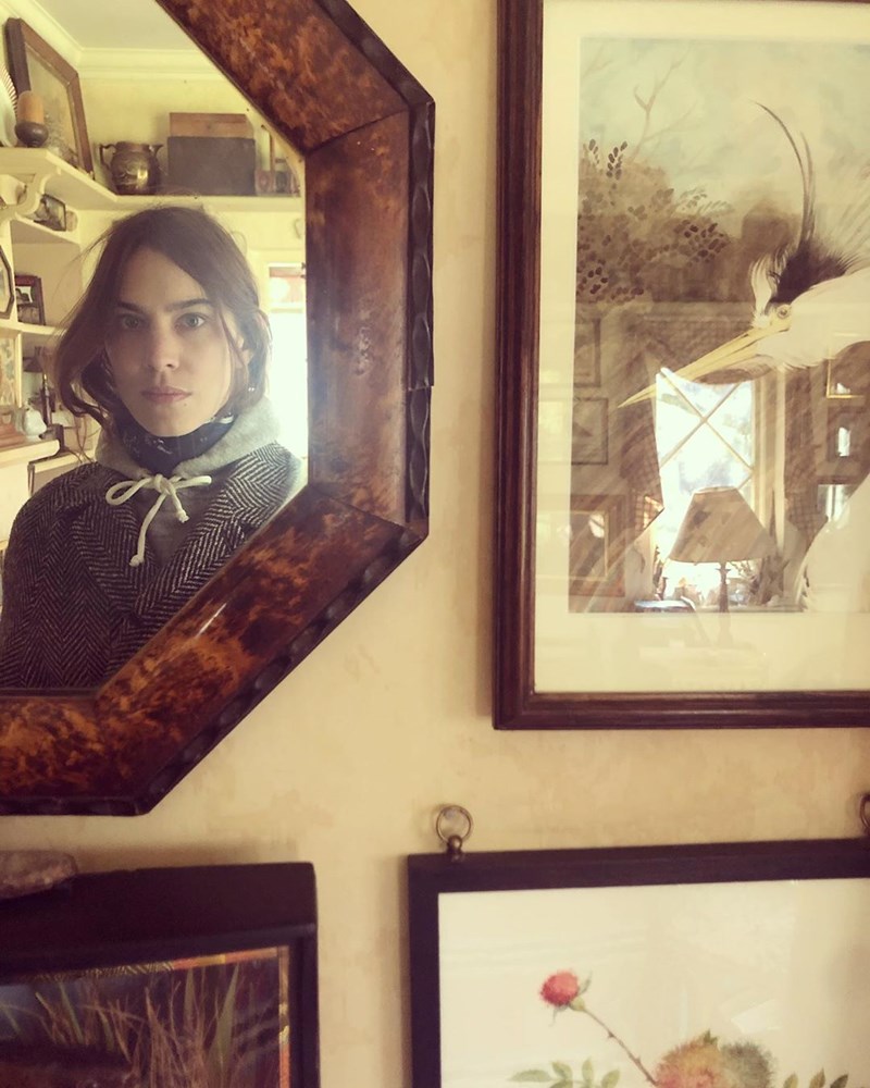 Alexa Chung: Τι φορά το αγαπημένο μας it-girl όσο μένει σπίτι; - εικόνα 6