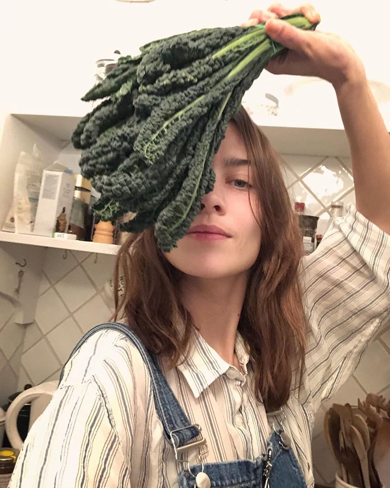 Alexa Chung: Τι φορά το αγαπημένο μας it-girl όσο μένει σπίτι; - εικόνα 1