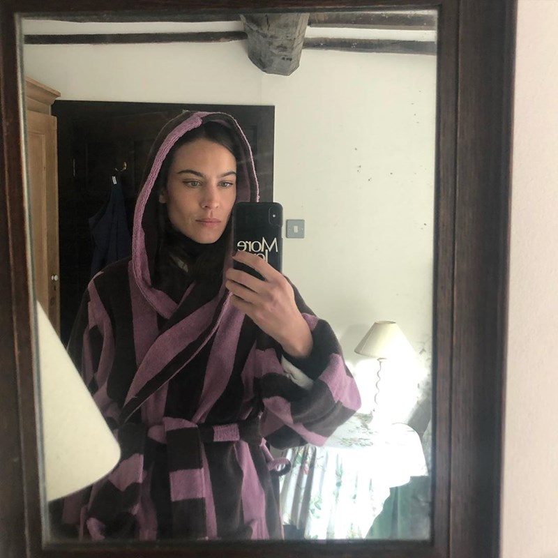 Alexa Chung: Τι φορά το αγαπημένο μας it-girl όσο μένει σπίτι; - εικόνα 8