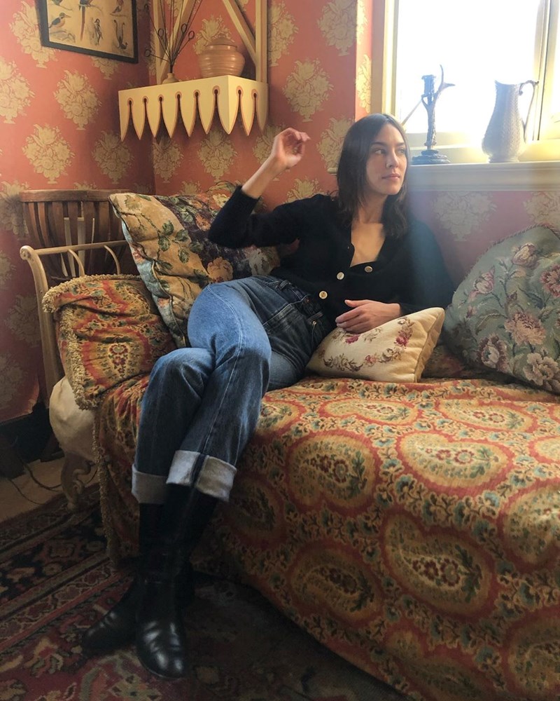Alexa Chung: Τι φορά το αγαπημένο μας it-girl όσο μένει σπίτι; - εικόνα 2