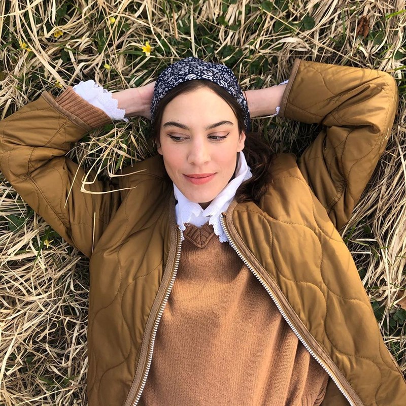 Alexa Chung: Τι φορά το αγαπημένο μας it-girl όσο μένει σπίτι; - εικόνα 3