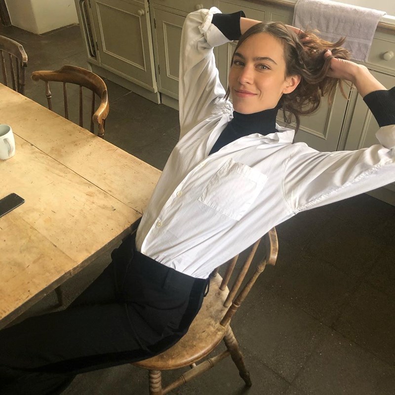 Alexa Chung: Τι φορά το αγαπημένο μας it-girl όσο μένει σπίτι; - εικόνα 4