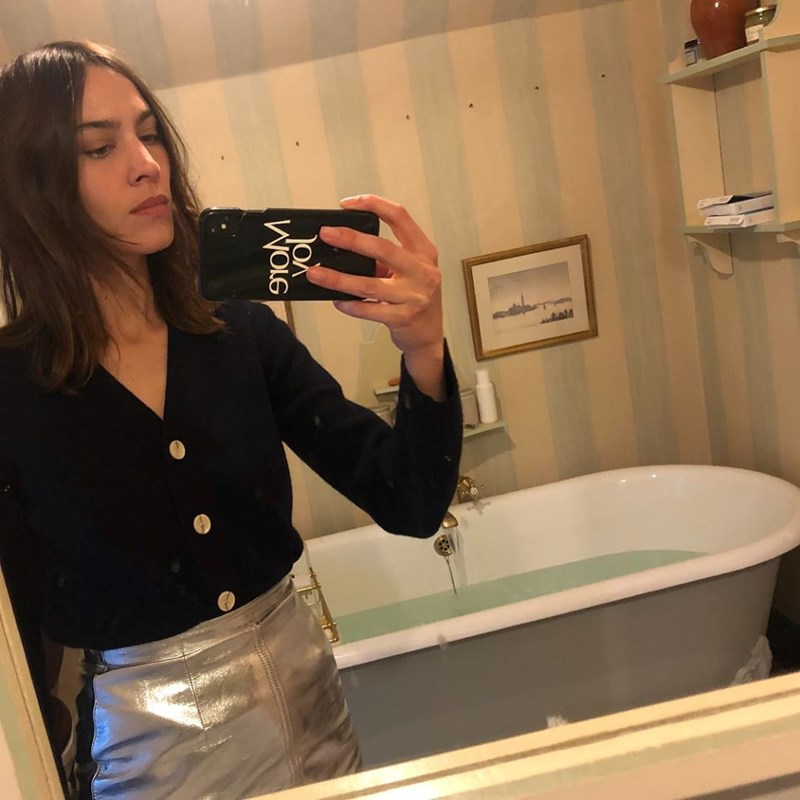 Alexa Chung: Τι φορά το αγαπημένο μας it-girl όσο μένει σπίτι; - εικόνα 7