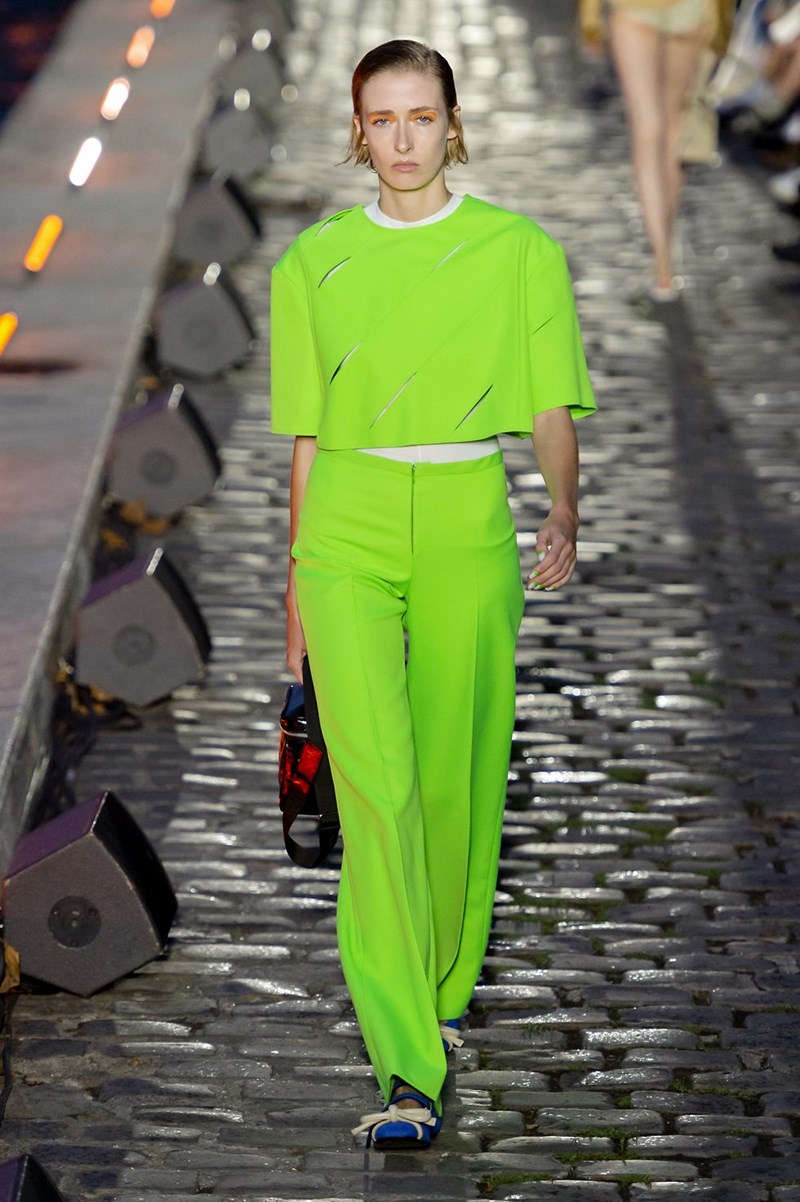 Το neon trend δεν έχει «πεθάνει» ακόμα! 8 runway looks που το επιβεβαιώνουν - εικόνα 6
