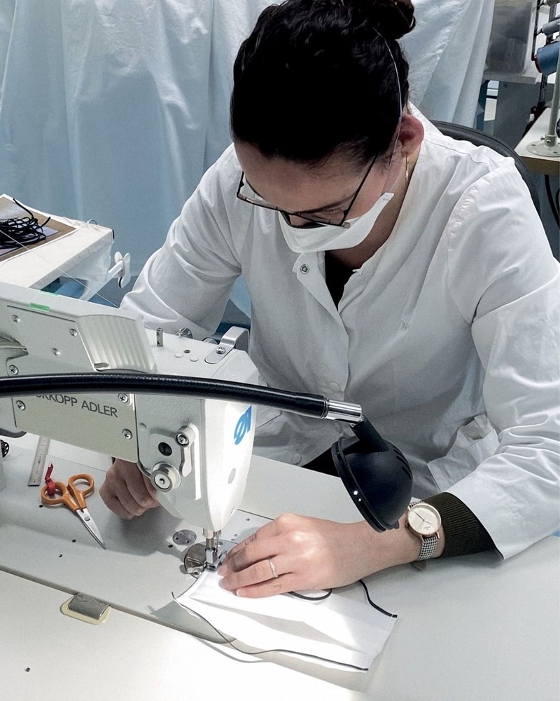 Στο ατελιέ του οίκου Dior ράβονται πλέον μάσκες - εικόνα 1