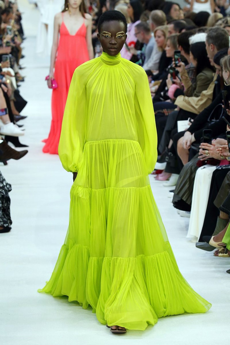 Το neon trend δεν έχει «πεθάνει» ακόμα! 8 runway looks που το επιβεβαιώνουν - εικόνα 8