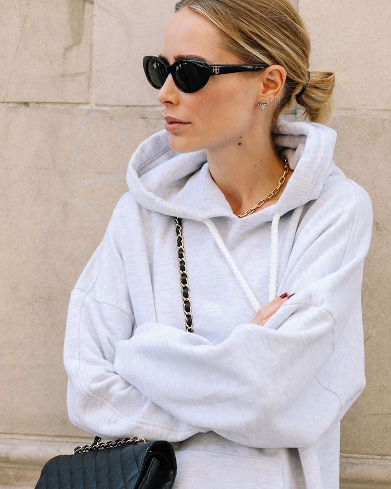 10 on-trend τρόποι να φορέσεις το φούτερ σου σαν influencer μετά την καραντίνα - εικόνα 5