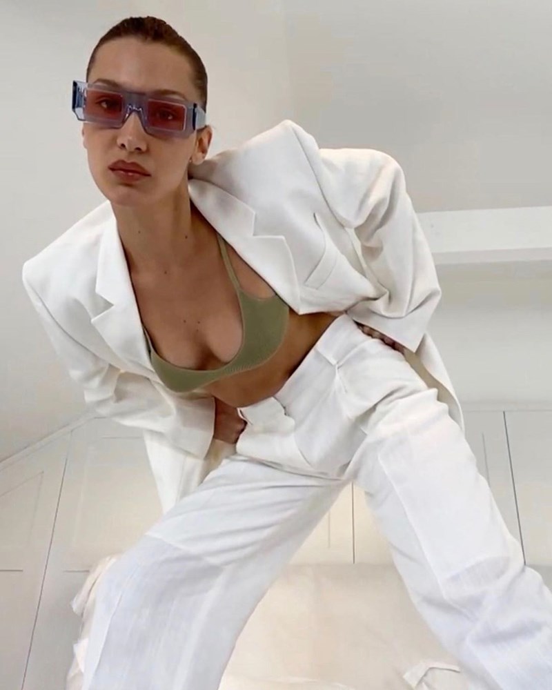 H Bella Hadid φωτογραφήθηκε μόνη της για τη νέα καμπάνια του Jacquemus: Θα είναι αυτό το μέλλον της μόδας; - εικόνα 3