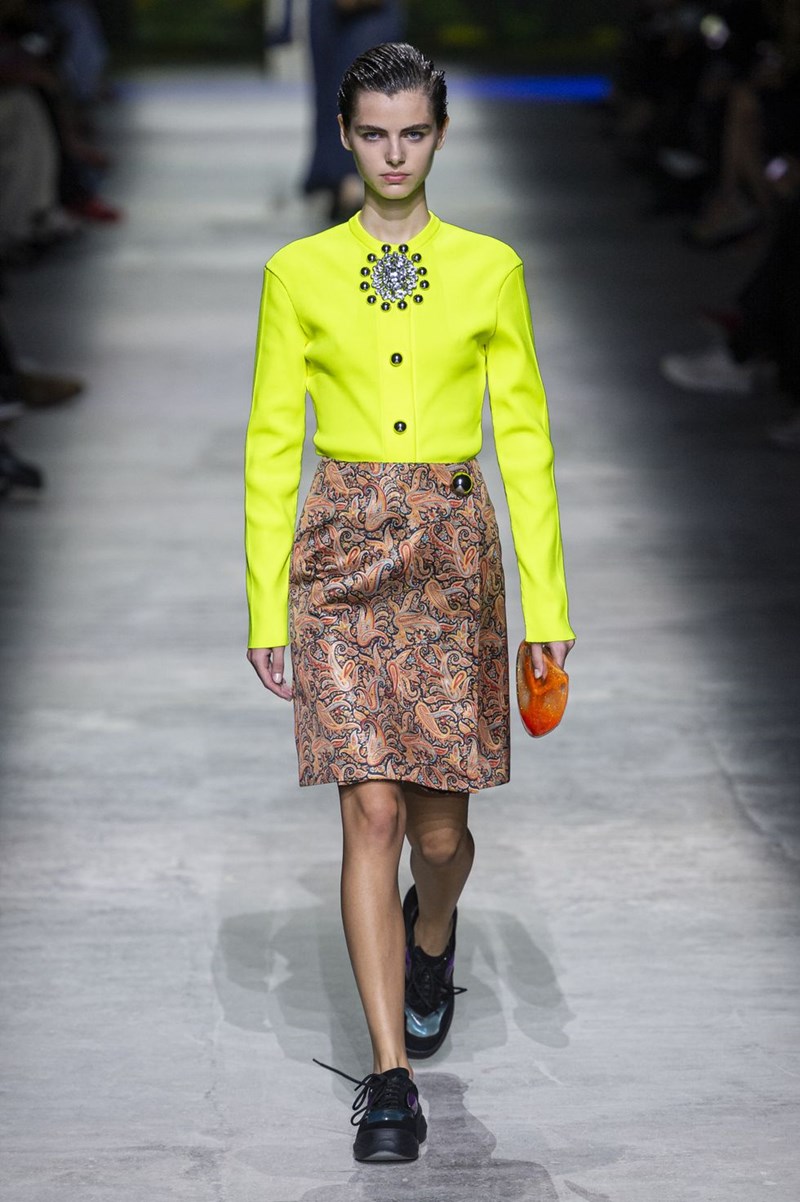 Το neon trend δεν έχει «πεθάνει» ακόμα! 8 runway looks που το επιβεβαιώνουν - εικόνα 4