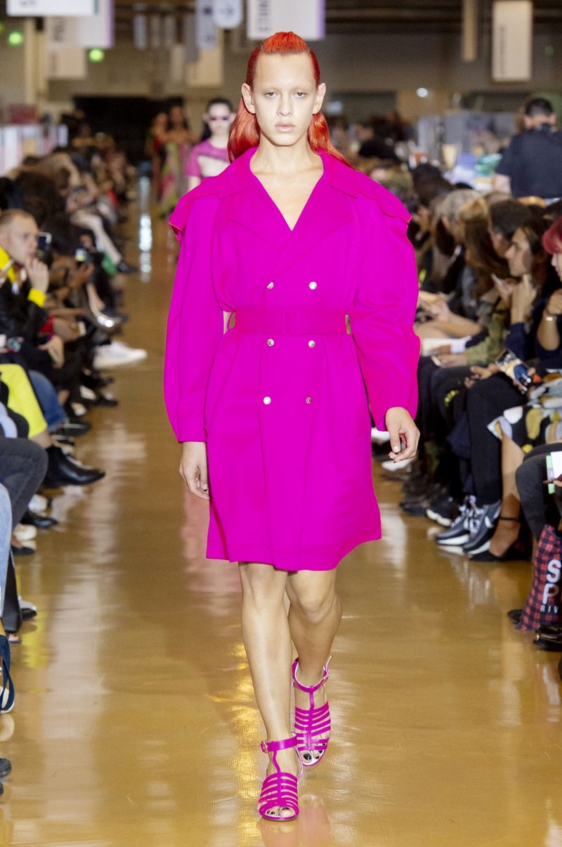 Το neon trend δεν έχει «πεθάνει» ακόμα! 8 runway looks που το επιβεβαιώνουν - εικόνα 5