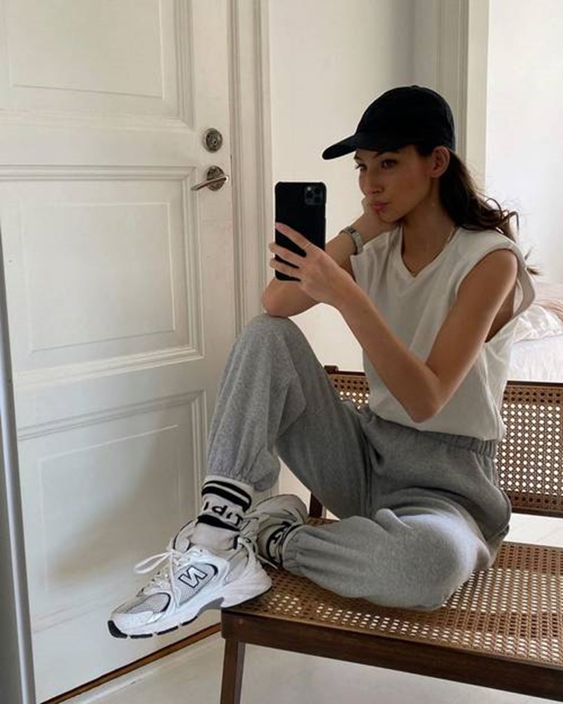 Ποια sneakers επιλέγουν τώρα όσες ξέρουν από στυλ; - εικόνα 1