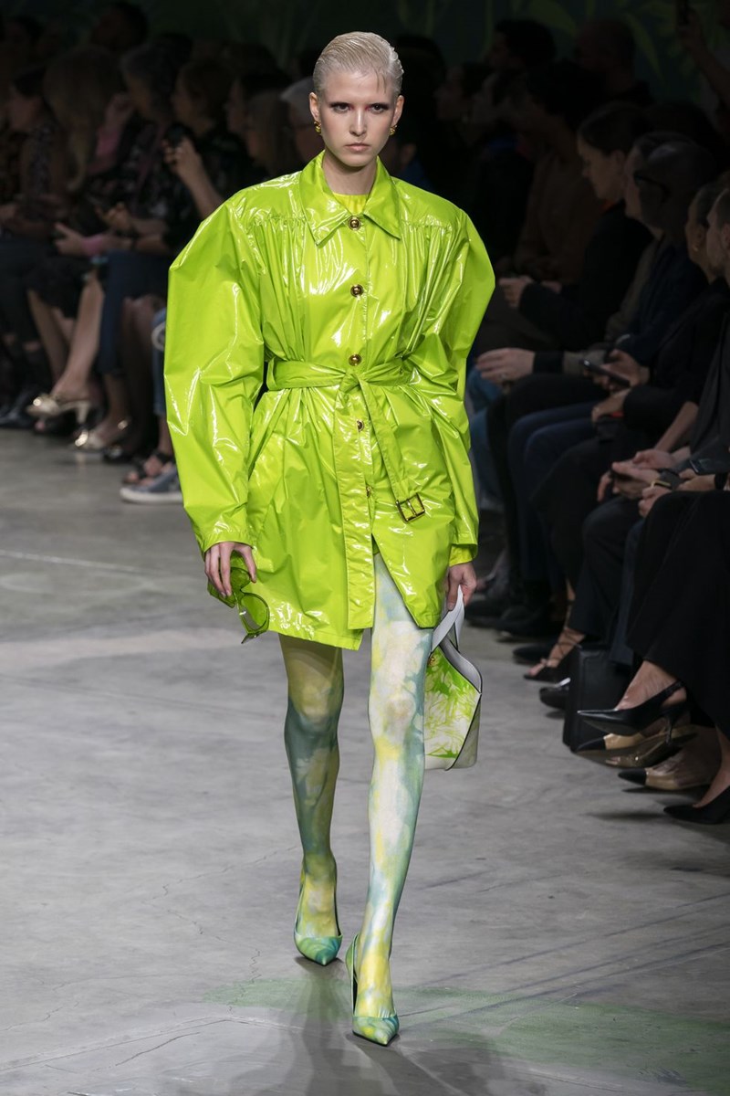 Το neon trend δεν έχει «πεθάνει» ακόμα! 8 runway looks που το επιβεβαιώνουν - εικόνα 2