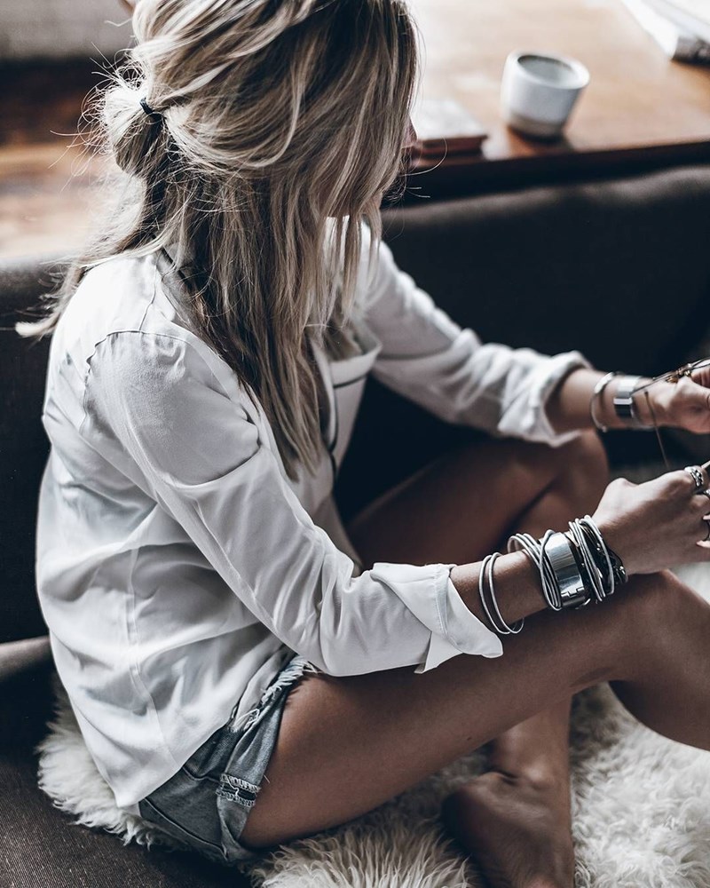 6 σέξυ τρόποι να φορέσεις το λευκό πουκάμισο - εικόνα 5