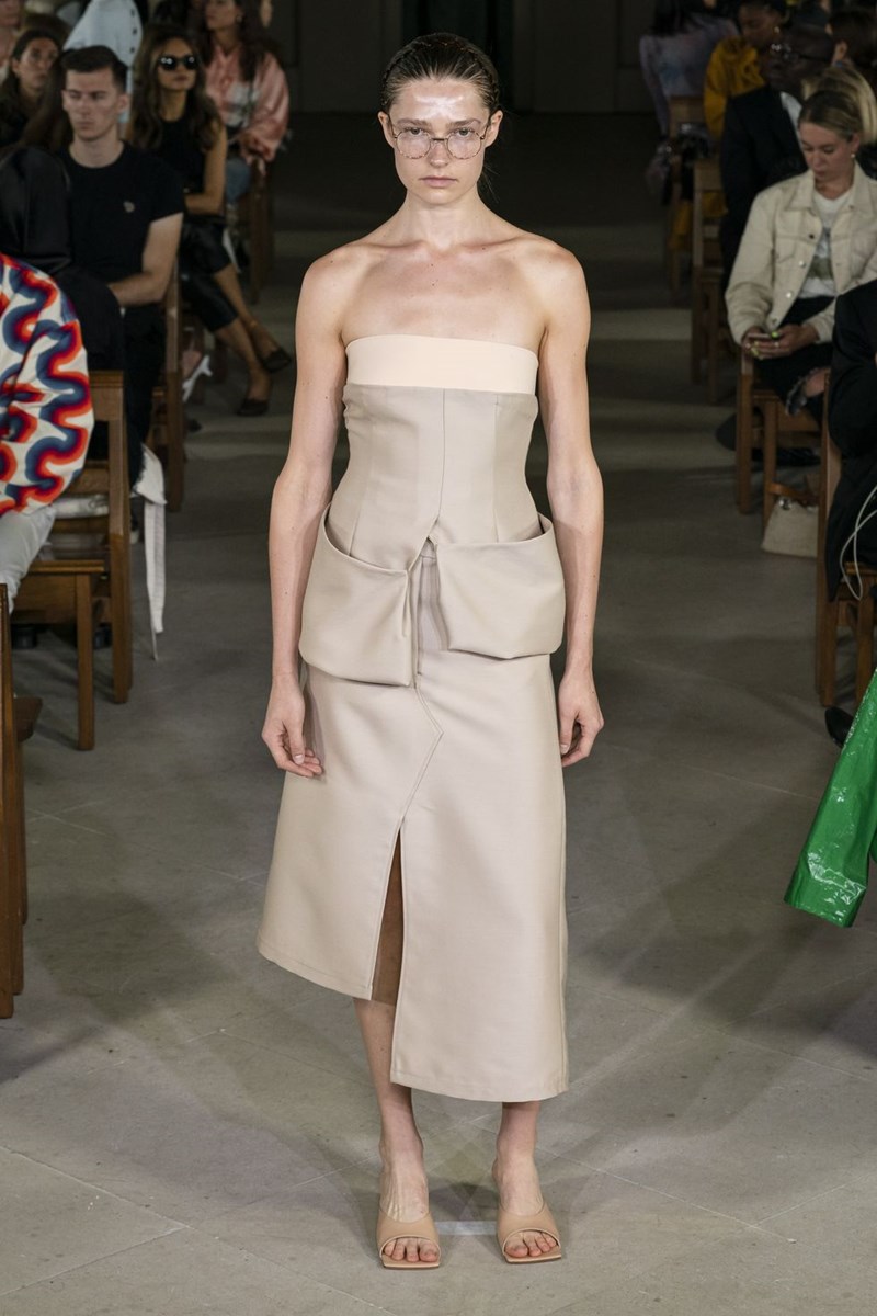 12 μεγάλοι designers σου φωνάζουν το ίδιο: «Χρειάζεσαι επειγόντως ένα κορσέ»! Τι περιμένεις; - εικόνα 5