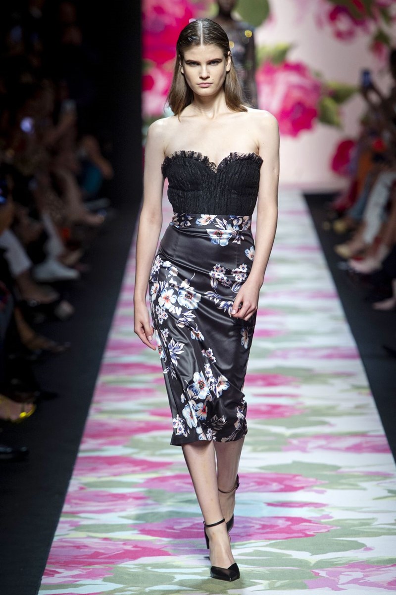 12 μεγάλοι designers σου φωνάζουν το ίδιο: «Χρειάζεσαι επειγόντως ένα κορσέ»! Τι περιμένεις; - εικόνα 6