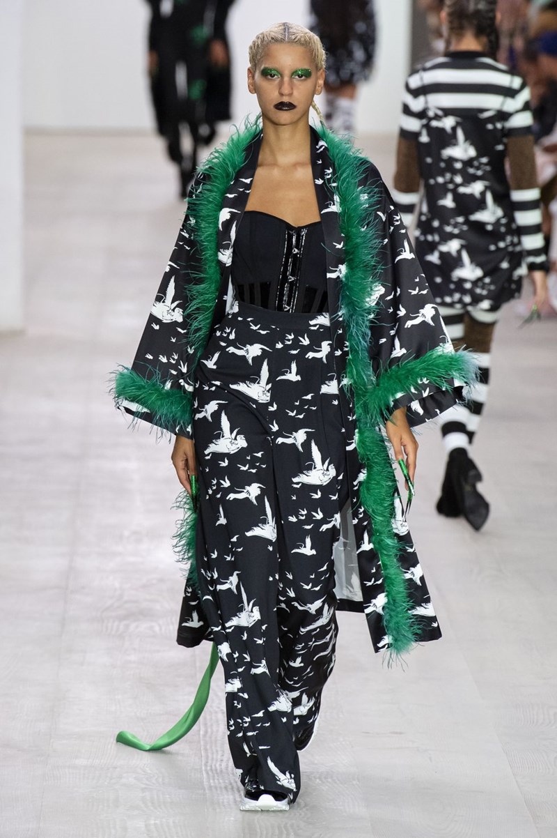 12 μεγάλοι designers σου φωνάζουν το ίδιο: «Χρειάζεσαι επειγόντως ένα κορσέ»! Τι περιμένεις; - εικόνα 9