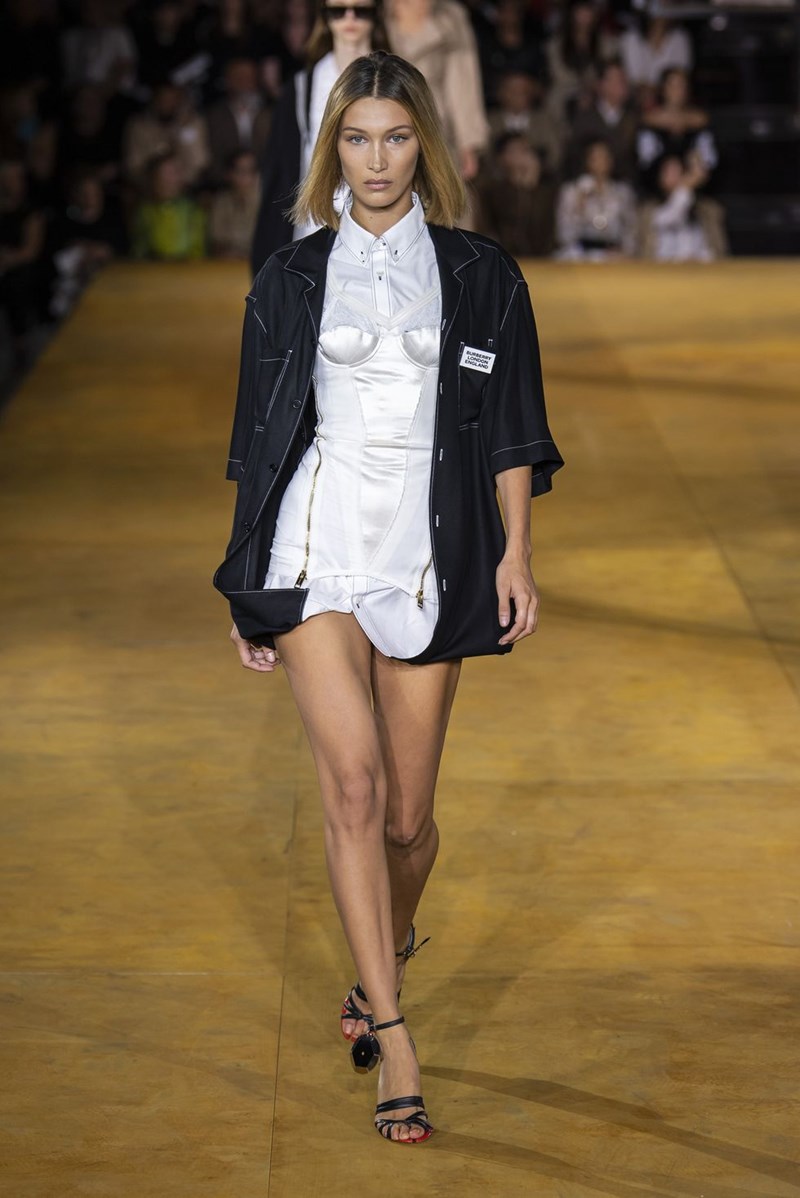 12 μεγάλοι designers σου φωνάζουν το ίδιο: «Χρειάζεσαι επειγόντως ένα κορσέ»! Τι περιμένεις; - εικόνα 2