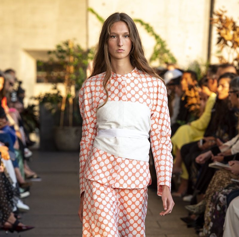 12 μεγάλοι designers σου φωνάζουν το ίδιο: «Χρειάζεσαι επειγόντως ένα κορσέ»! Τι περιμένεις; - εικόνα 3