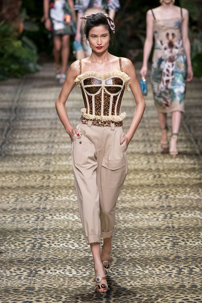 12 μεγάλοι designers σου φωνάζουν το ίδιο: «Χρειάζεσαι επειγόντως ένα κορσέ»! Τι περιμένεις; - εικόνα 1