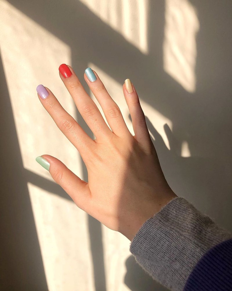 Υπάρχει chic τρόπος να βάλεις χρώμα στο μανικιούρ σου; Ναι και είναι το μεγαλύτερο trend του καλοκαιριού - εικόνα 3