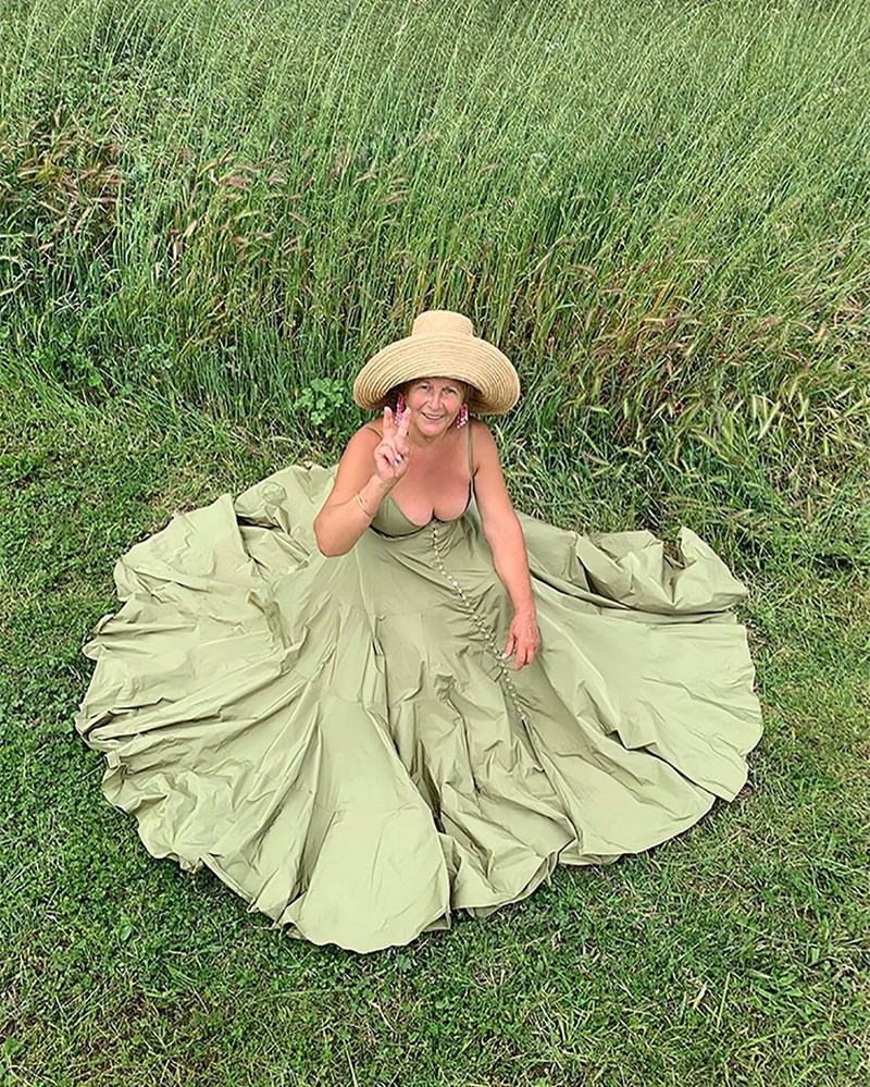 Στη νέα καμπάνια του σχεδιαστή Jacquemus πρωταγωνιστεί η γιαγιά του - εικόνα 1