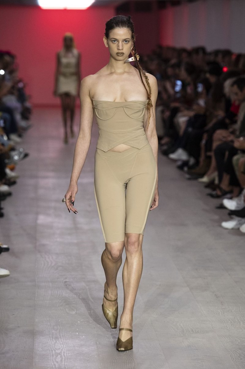 12 μεγάλοι designers σου φωνάζουν το ίδιο: «Χρειάζεσαι επειγόντως ένα κορσέ»! Τι περιμένεις; - εικόνα 12