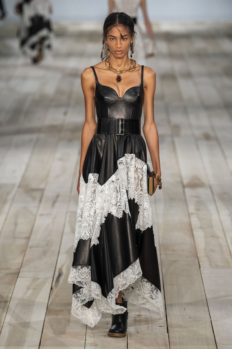 12 μεγάλοι designers σου φωνάζουν το ίδιο: «Χρειάζεσαι επειγόντως ένα κορσέ»! Τι περιμένεις; - εικόνα 8